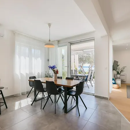 Karma 52 וילה זאדאר